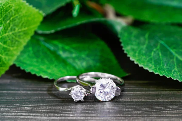 Fechar Anéis Casamento Jóias Diamante Com Folhas Verdes Fundo Preto — Fotografia de Stock