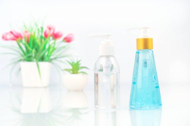 Güvertede bakteri ve virüs koruması için alkol jeli dezenfektanı.