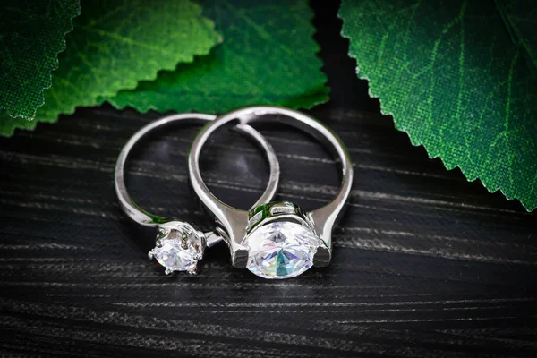 Fechar Anéis Casamento Jóias Diamante Com Folhas Verdes Fundo Preto — Fotografia de Stock