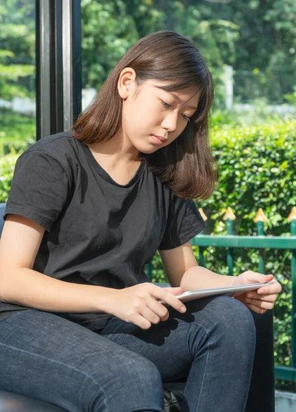 Studente Adolescente Che Studia Online Dal Tablet Digitale Sul Divano — Foto Stock