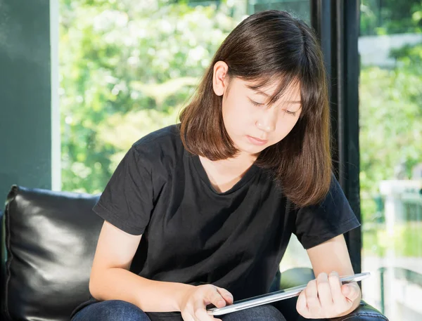 Studente Adolescente Che Studia Online Dal Tablet Digitale Sul Divano — Foto Stock