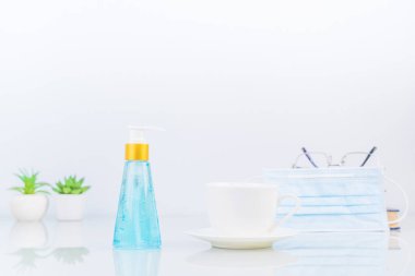 Antibakteri, virüs koruması ve güvertede kahve fincanı için alkol jeli dezenfektanı.