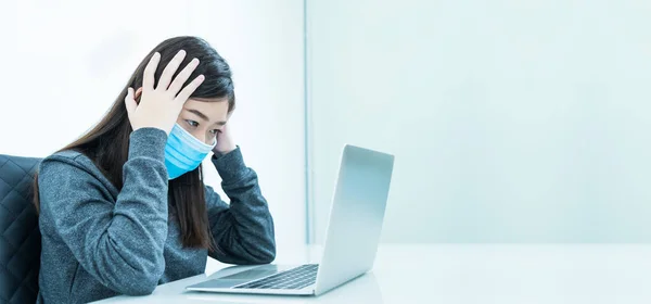 Frau Mit Laptop Auf Dem Schreibtisch Mit Kopfschmerzen Und Schutzmaske — Stockfoto