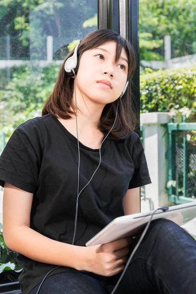 Adolescente Felice Che Ascolta Musica Tablet Digitale Camera Casa — Foto Stock