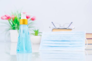 Cerrahi maske, tıbbi yüz maskeleri ve antibakteri ve virüs koruması için alkol jeli dezenfektanı.