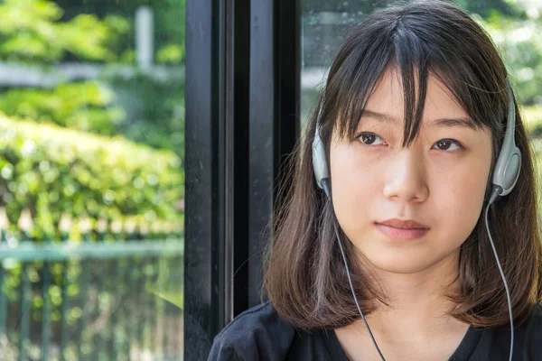 Nastoletnia Kobieta Słuchawkami Słuchaniem Muzyki Telefonu Komórkowego Domu — Zdjęcie stockowe
