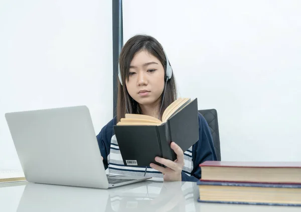 Young Female Student Sitting Living Room Learning Online Using Laptop — Stock Photo, Image