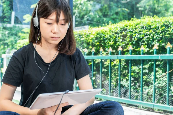 Felice Apprendimento Femminile Adolescente Alla Musica Tablet Digitale Camera Casa — Foto Stock