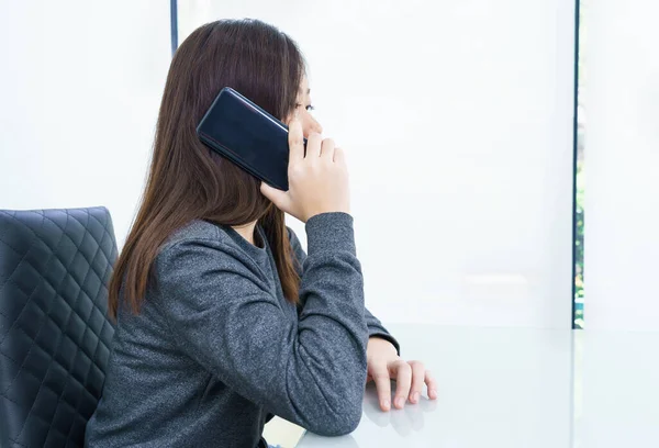 Giovane Donna Capelli Lunghi Parlando Dal Telefono Cellulare Sfondo Bianco — Foto Stock