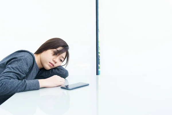 Junge Frau Mit Langen Haaren Nutzt Handy Arbeitsplatz Aus Nächster — Stockfoto