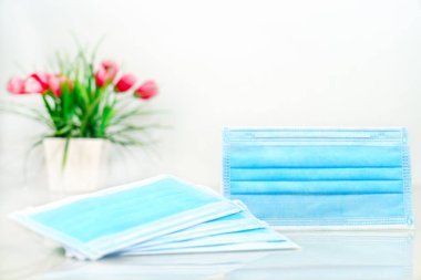 Cerrahi maske, tıbbi yüz maskesi, güverte ajanı beyaz arka planda virüs koruması (COVID-19)