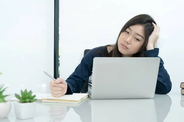 Junge Studentin Sitzt Wohnzimmer Und Lernt Online Mit Laptop Schreibtisch — Stockfoto