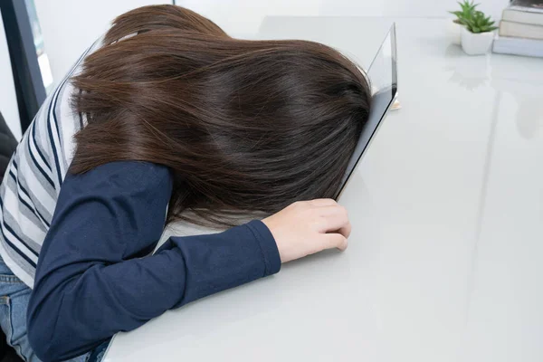 Mujer Joven Pelo Largo Cansado Estudiar Línea Quedarse Dormido Escritorio —  Fotos de Stock