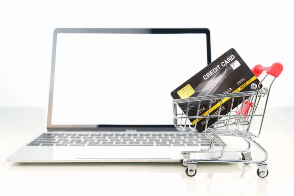 Kredi Kartı Alışveriş Arabasının Önünde Dizüstü Bilgisayar Boş Ekranda Beyazdan — Stok fotoğraf