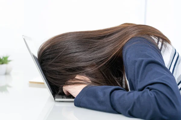 Junge Frau Mit Langen Haaren Vom Online Lernen Müde Und — Stockfoto