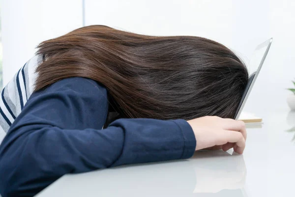 Mujer Joven Pelo Largo Cansado Estudiar Línea Quedarse Dormido Escritorio —  Fotos de Stock