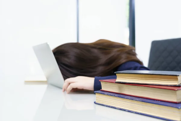 Mujer Joven Pelo Largo Cansado Estudiar Línea Quedarse Dormido Escritorio —  Fotos de Stock