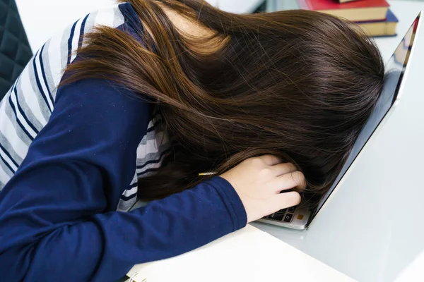 Mujer Joven Pelo Largo Cansado Estudiar Línea Quedarse Dormido Escritorio —  Fotos de Stock