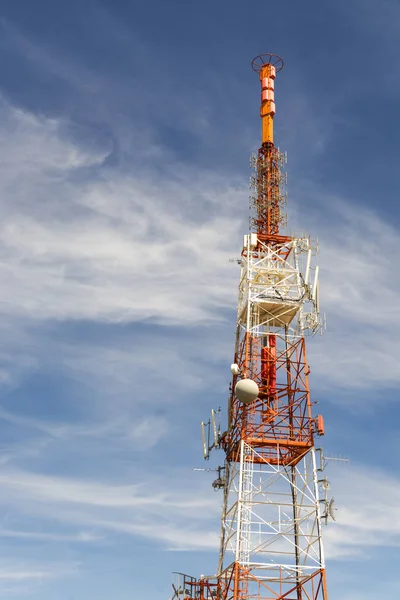 Antenne de répéteur dans le ciel avec nuages — Photo