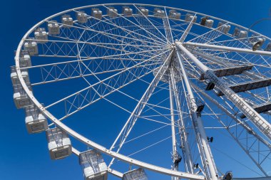 Ferris mavi gökyüzünde belirdi