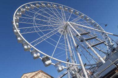 Ferris mavi gökyüzünde belirdi