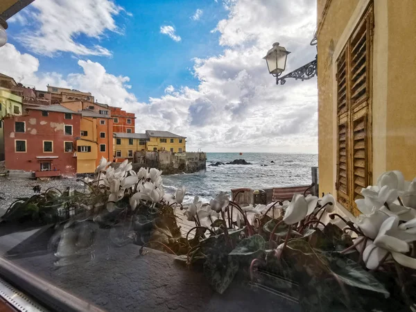 Χωριό Boccadasse Από Παράθυρο — Φωτογραφία Αρχείου