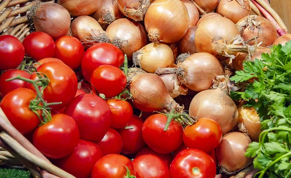 Panier Osier Avec Tomates Rouges Oignons — Photo