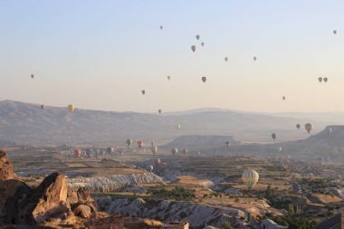 Sıcak hava balonları Kapadokya'da manzaraya