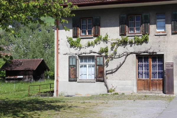 Oud gebouw met Groenen op de muur — Stockfoto