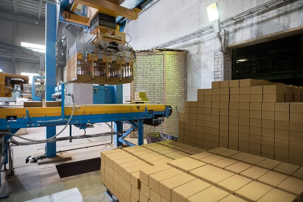 Industry. Manufacturing of bricks on factory — Stock Photo, Image