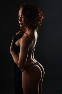 Erotik. Studio poz şehvetli güzel kadın