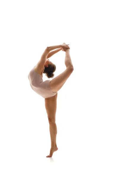 Gimnastyk robi podział pionowy. Na białym tle — Zdjęcie stockowe