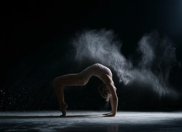 Ballerino esegue acrobatico trucco in nuvola di polvere — Foto Stock