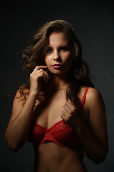 Erotica. Sexy vrouw in rode beha camera kijken — Stockfoto