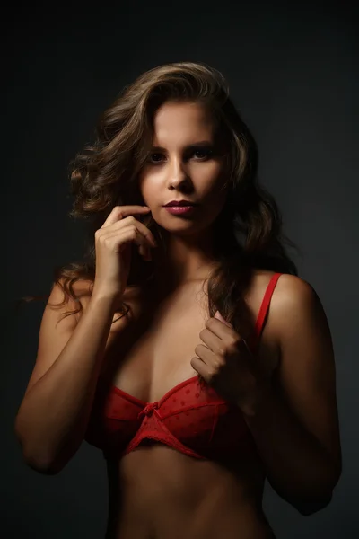 Erótica. Mulher sexy em sutiã vermelho olhando para a câmera — Fotografia de Stock