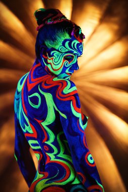 Clubbing. Aydınlık bodyart ile çıplak kız resmi