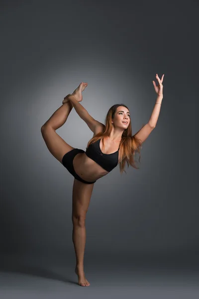 Imagen de una hermosa chica posando graciosamente bailando — Foto de Stock