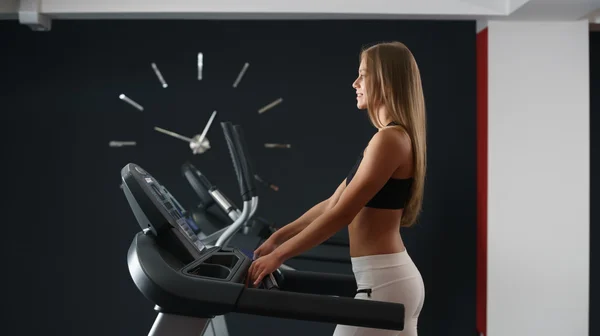 Concepto deportivo. Chica trenes en el fondo del reloj — Foto de Stock