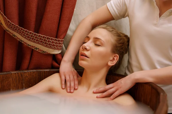 Ragazze spalle massaggiate durante il bagno — Foto Stock