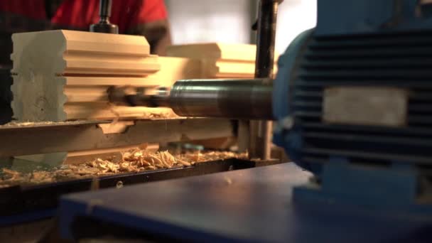 Vy av verktygsmaskiner med borr för träbearbetning — Stockvideo