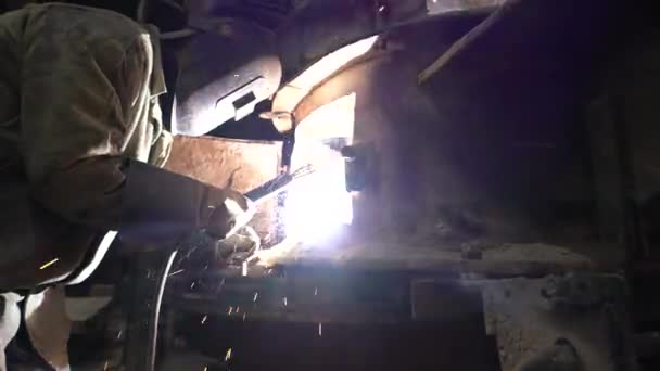 Industria del ladrillo. Vista del soldador durante el trabajo de soldadura — Vídeos de Stock