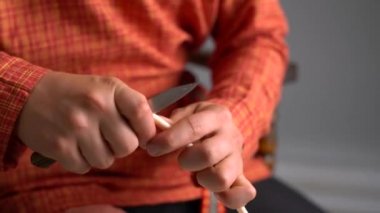 Sepetçilik. Oğlum ikiye böler çubuk bıçak kullanarak