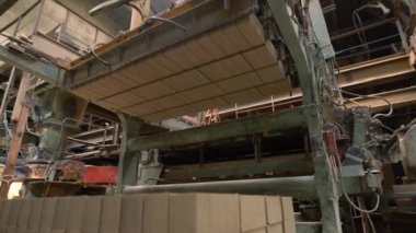 Tuğla sanayi. Alt görünümü otomatik yükleyici