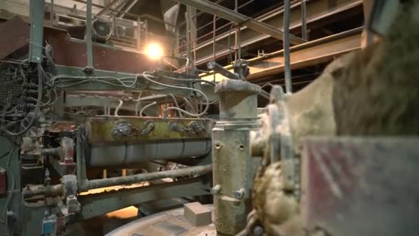 Industrie. Weergave van machine ladingen bakstenen op transportband — Stockvideo