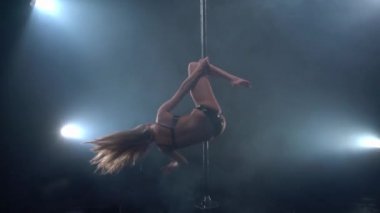 Pole dance Studio. Profesyonel dansçı görünümünü