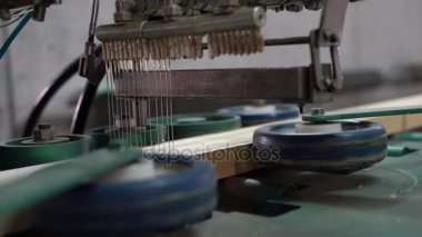 Üretim. Görünüm için ahşap yapıştırıcı uygulanması