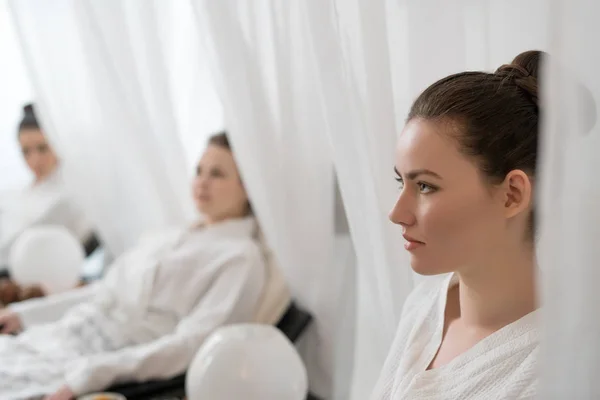 Zdjęcie młodych kobiet relaksujący w salonie piękności — Zdjęcie stockowe