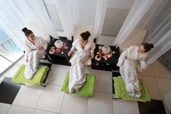 Vista superior de las mujeres felices relajándose en el salón de belleza — Foto de Stock