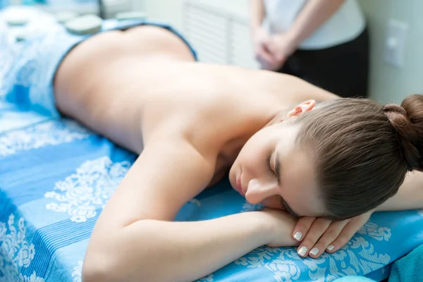 Spamassage. Ung flicka liggande på hennes mage — Stockfoto