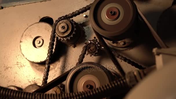 Close-up beeld van tandwielen en ketting draaien op machine — Stockvideo
